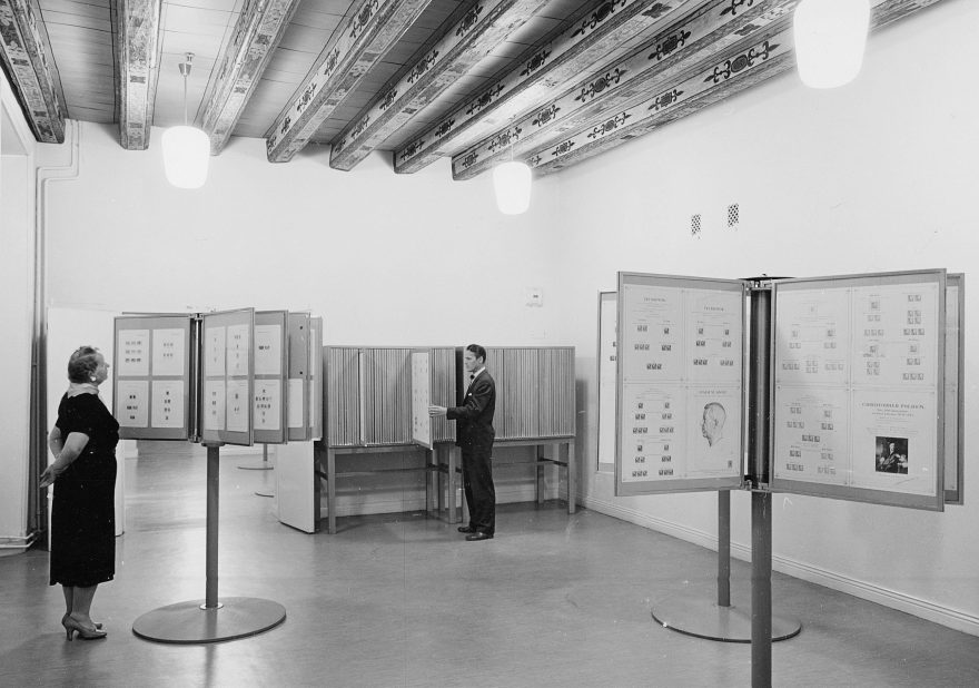 Bild från ett utställningsrum på Postmuseum 1959, fotograf Yngve Hellström.